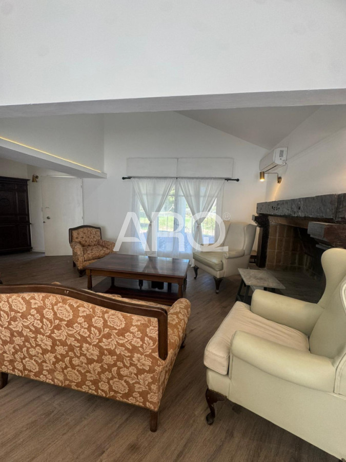 Casa ID.698 - Residencia clásica con 5 dormitorios y jardín amplio, a metros del mar