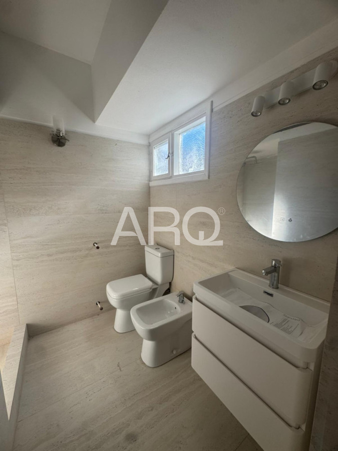 Casa ID.698 - Residencia clásica con 5 dormitorios y jardín amplio, a metros del mar