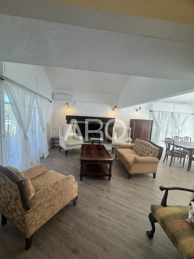 Casa ID.527 - Residencia clásica con 5 dormitorios y jardín amplio, a metros del mar