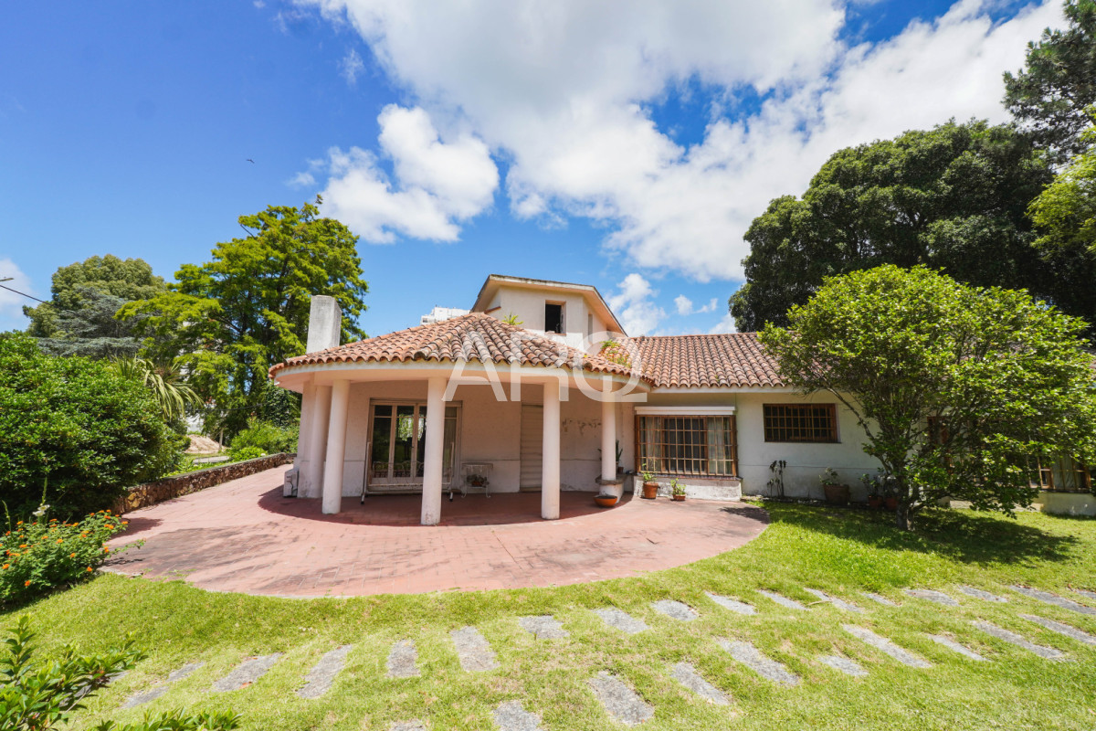 Casa ID.526 - Residencia clásica con 5 dormitorios y jardín amplio, a metros del mar