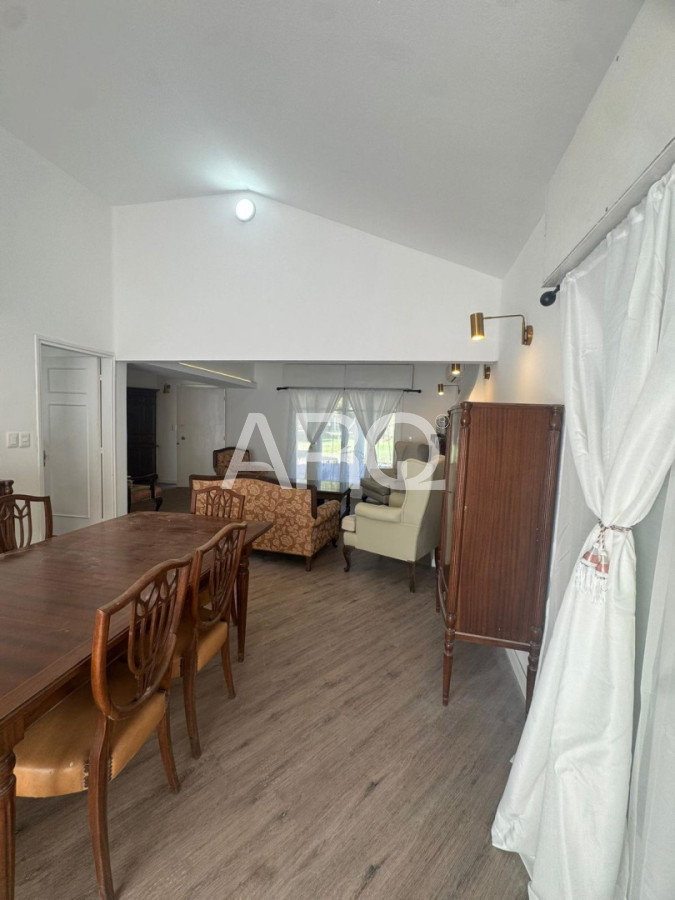 Casa ID.544 - Residencia clásica con 5 dormitorios y jardín amplio, a metros del mar