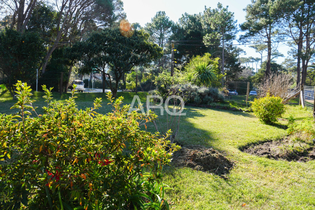 Casa ID.544 - Residencia clásica con 5 dormitorios y jardín amplio, a metros del mar