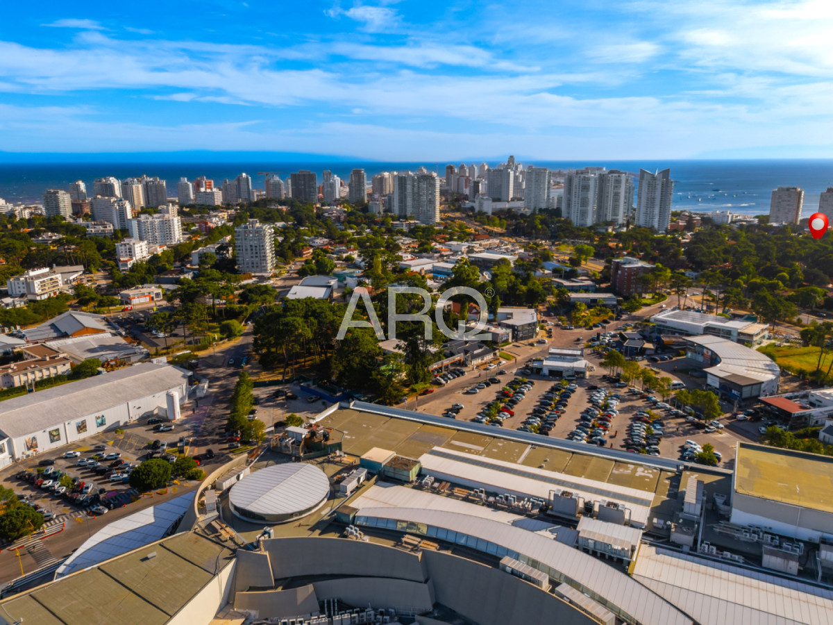 Casa ID.527 - Residencia clásica con 5 dormitorios y jardín amplio, a metros del mar