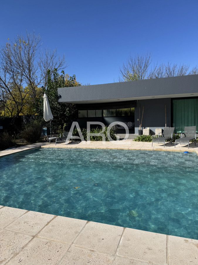 Casa ID.617 - Casa de 5 dormitorios y 5 baños en Chacras de la Villa, Villa Allende. Argentina