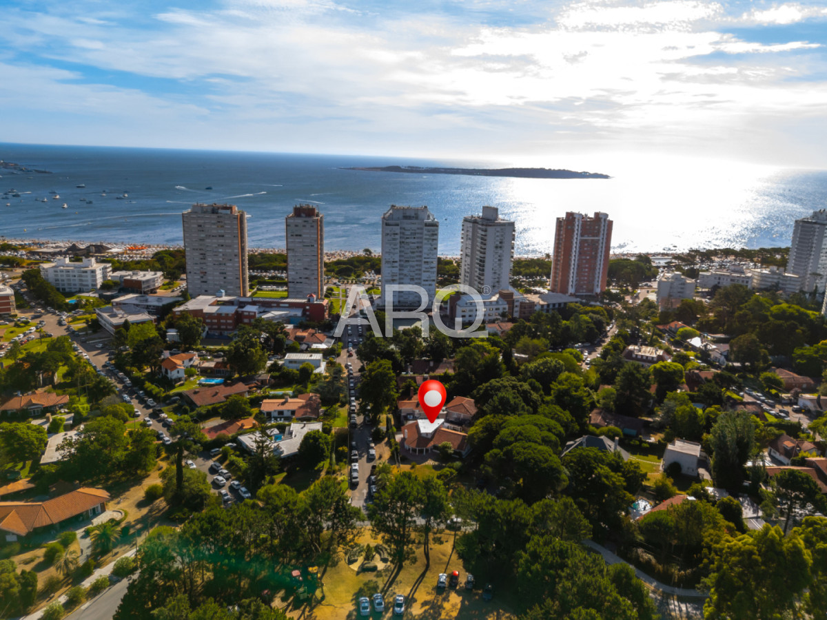 Casa ID.526 - Residencia clásica con 5 dormitorios y jardín amplio, a metros del mar