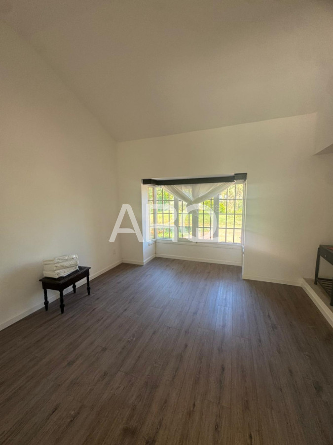Casa ID.698 - Residencia clásica con 5 dormitorios y jardín amplio, a metros del mar