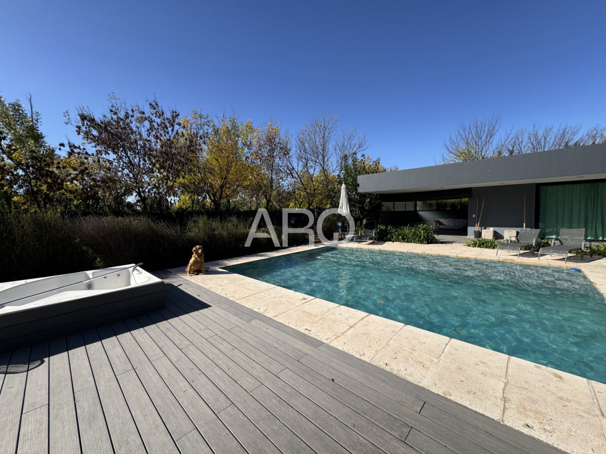 Casa ID.617 - Casa de 5 dormitorios y 5 baños en Chacras de la Villa, Villa Allende. Argentina