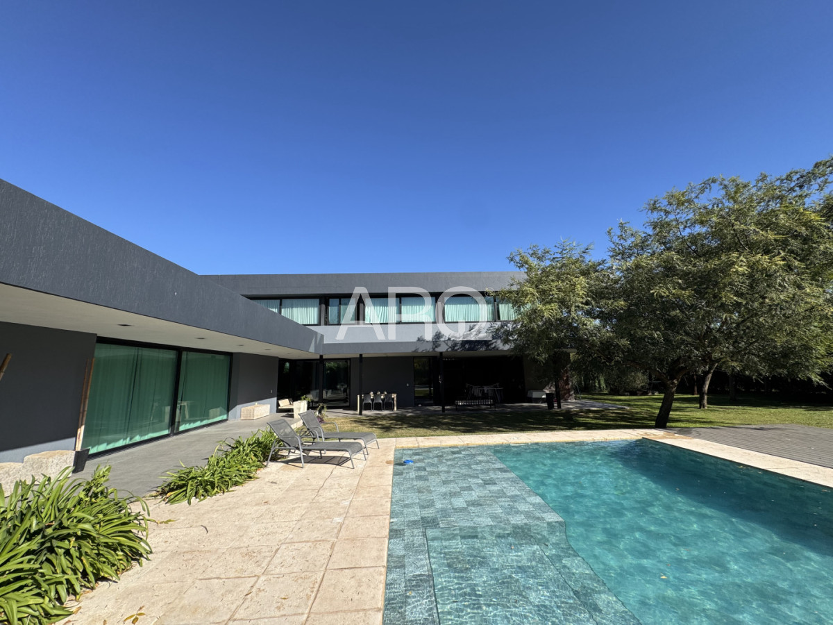 Casa ID.617 - Casa de 5 dormitorios y 5 baños en Chacras de la Villa, Villa Allende. Argentina