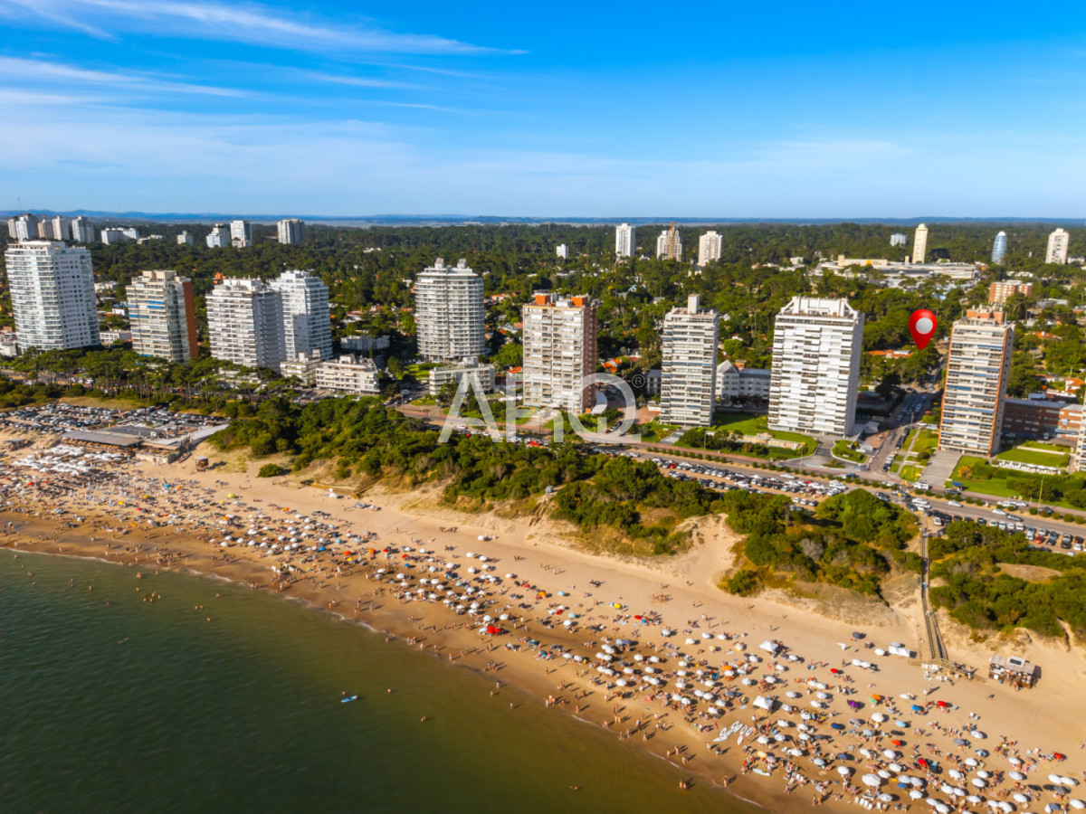 Casa ID.526 - Residencia clásica con 5 dormitorios y jardín amplio, a metros del mar