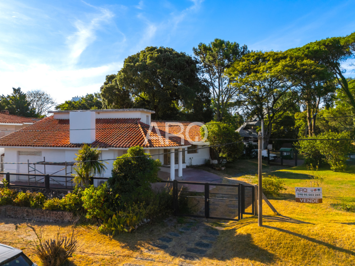 Casa ID.527 - Residencia clásica con 5 dormitorios y jardín amplio, a metros del mar