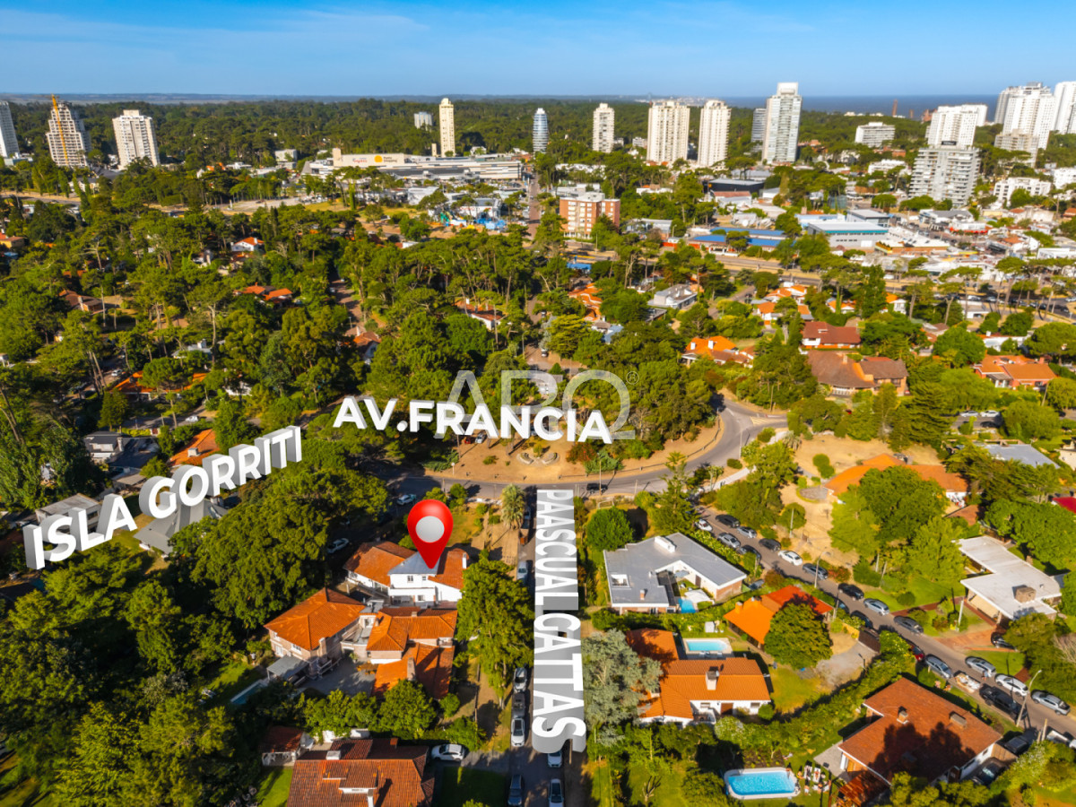 Casa ID.527 - Residencia clásica con 5 dormitorios y jardín amplio, a metros del mar