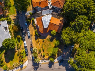 Residencia clásica con 5 dormitorios y jardín amplio, a metros del mar