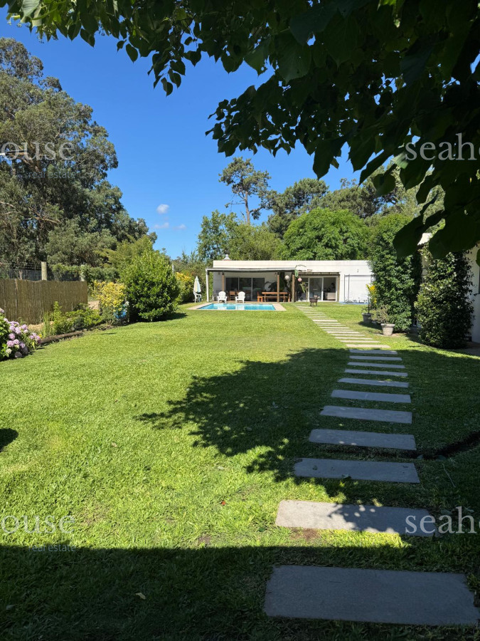 Casa Ref.1136 - Espectacular casa en venta Barrio Cordoba , Punta del Este, cerca de colegios, zona comercial y a 5 minutos de la playa