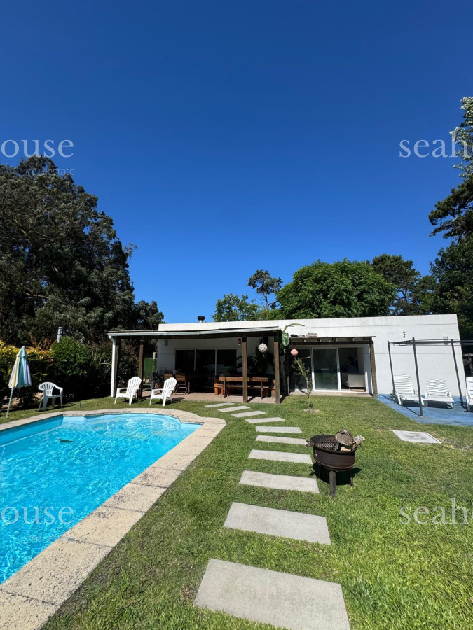 Casa Ref.1136 - Espectacular casa en venta Barrio Cordoba , Punta del Este, cerca de colegios, zona comercial y a 5 minutos de la playa