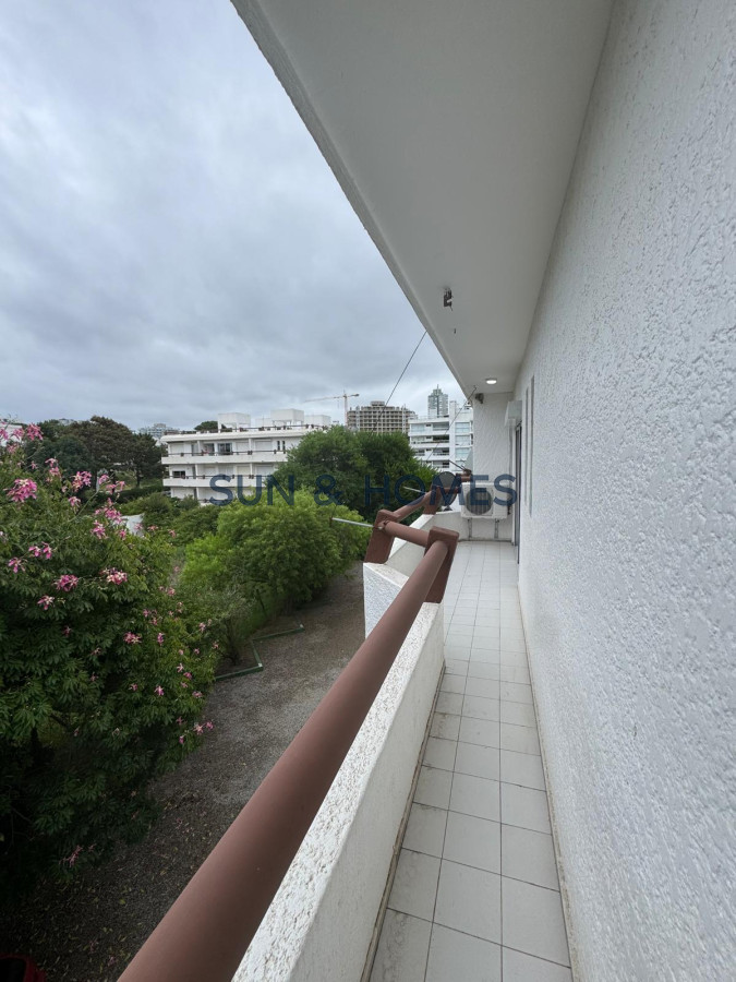 Apartamento ID.383 - OPORTUNIDAD ! Apartamento de 1 dormitorio con balcon y chochera 1 dos cuadras de la playa 
