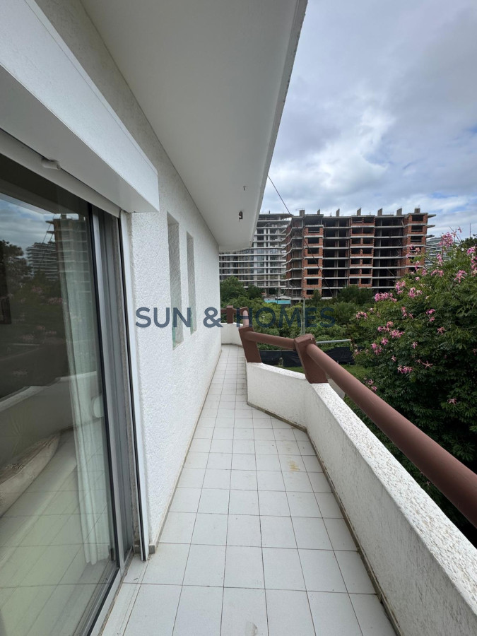 Apartamento ID.383 - OPORTUNIDAD ! Apartamento de 1 dormitorio con balcon y chochera 1 dos cuadras de la playa 