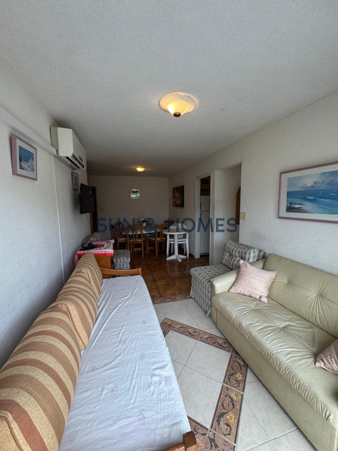 Apartamento ID.383 - OPORTUNIDAD ! Apartamento de 1 dormitorio con balcon y chochera 1 dos cuadras de la playa 