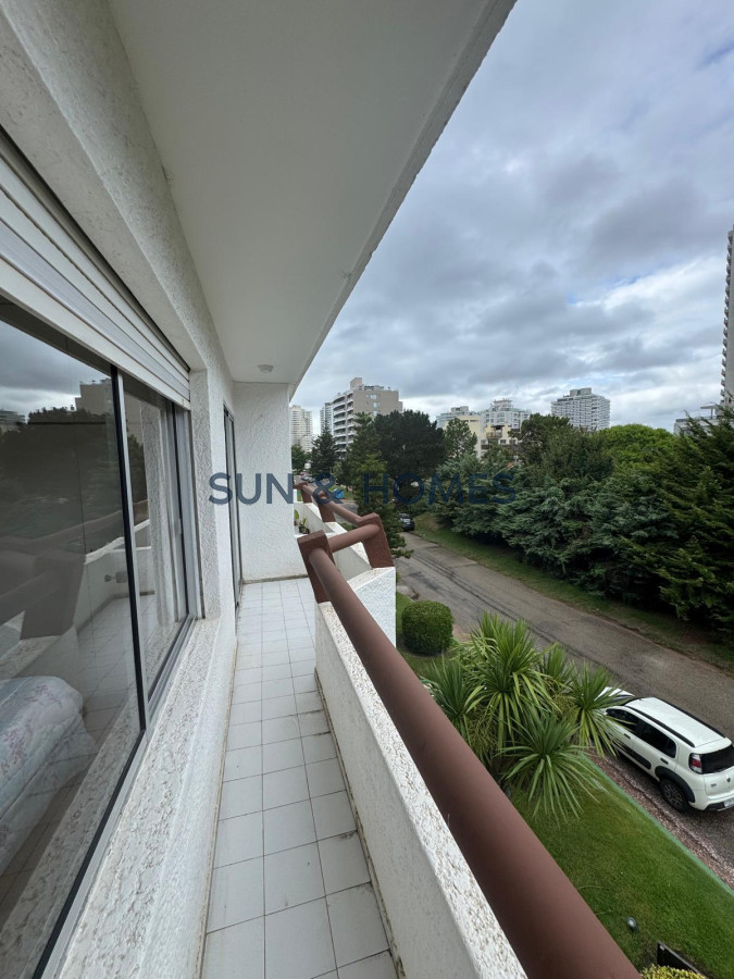 Apartamento ID.383 - OPORTUNIDAD ! Apartamento de 1 dormitorio con balcon y chochera 1 dos cuadras de la playa 
