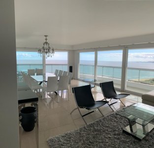 Frente al mar, Espectacular apartamento esquinero disponible a la venta con divinas vistas panorámicas a los atardeceres de la mansa y Punta Ballena.