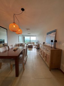 ¡Bienvenido a tu nuevo hogar !
Encantador departamento, perfecto para aquellos que buscan un espacio acogedor y elegante. 
Amplio y luminoso Living comedor 
Cocina integrada ideal para disfrutar en familia y amigos 
Hermoso balcon con vista  despejada al bosque , al mar y los mas lindos amaneceres de Punta del Este
Un dormitorio en suite con vestidor 
Garage mas baulera 
Amenities: 
Piscina exterior
Parrilleros junto a piscina
Jardín con juegos para niños
Sala de adultos y de niños 
Gimnasio
Sauna y jacuzzi
Pool
Lavadero
Recepción 24 hs

Ubicación excelente cerca de la playa y de centros comerciales 
Uno de los mejores lugares para vivir todo el año 

Escribinos y coordinamos visita 