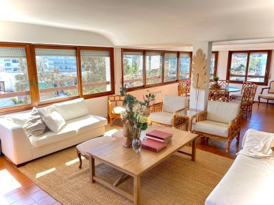 **Tu Refugio en el Corazón de Punta del Este: Elegancia y Comodidad a Pasos del Mar**

Descubre este exclusivo apartamento en Puerto, Punta del Este, donde la sofisticación se encuentra con la funcionalidad. Con una privilegiada orientación NorEste, esta unidad de 147 m² ofrece un espacio ideal para disfrutar de la vida costera mas un terraza de 50 mts.

Con 4 amplios dormitorios 
 La cocina definida, junto con un luminoso living y un comedor, crea un ambiente acogedor y perfecto para compartir momentos inolvidables.


No dejes pasar la oportunidad de vivir en uno de los destinos más codiciados de la región. Consulta con nuestros asesores y da el primer paso hacia tu nuevo hogar en Punta del Este. ¡Te esperamos!