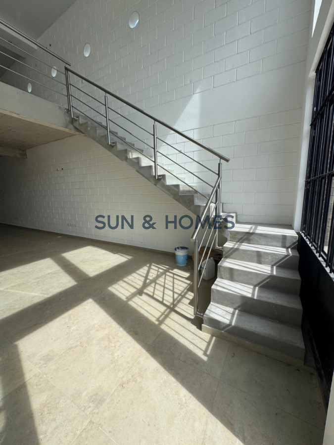 Local Comercial ID.548 - Espectacular local comercial de 170 mts. en Alquiler mas 120 mts exterior en Maldonado .
