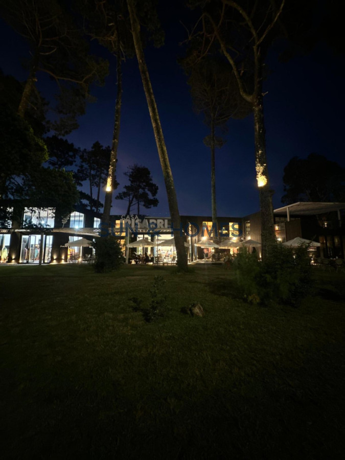 Local Comercial ID.462 - Exclusivo local en alquiler de 136mts en una de las zonas mas lindas de Punta del Este con 44 metros de rooftop en un centro comercial nuevo