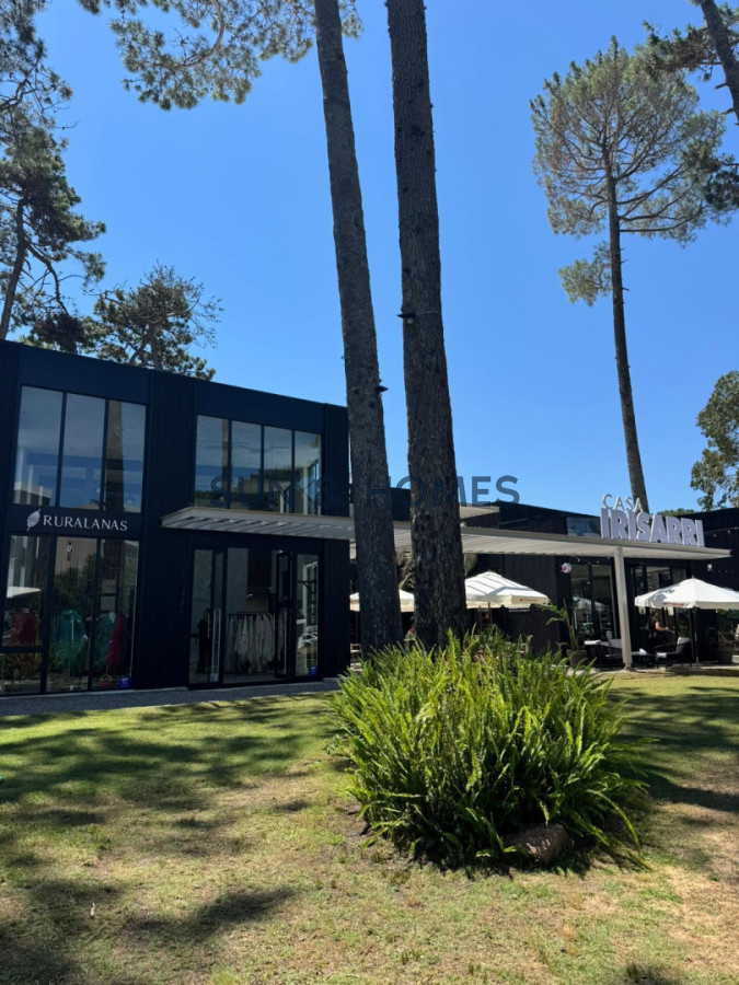 Local Comercial ID.462 - Exclusivo local en alquiler de 136mts en una de las zonas mas lindas de Punta del Este con 44 metros de rooftop en un centro comercial nuevo