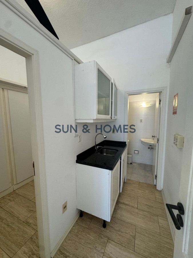 Local Comercial ID.585 - Local comercial en alquiler 32 metros Península, Punta del Estea 1 cuadra de la playa 
