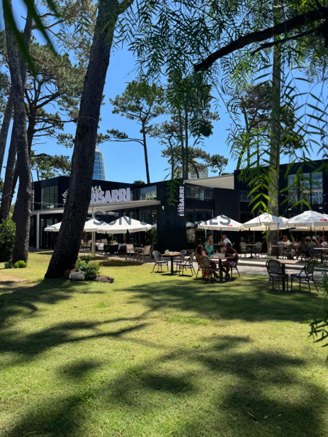 Local Comercial ID.462 - Exclusivo local en alquiler de 136mts en una de las zonas mas lindas de Punta del Este con 44 metros de rooftop en un centro comercial nuevo