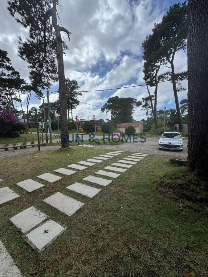 Local Comercial ID.422 - En la mejor rotonda de Punta del Este espectacular local en Alquiler