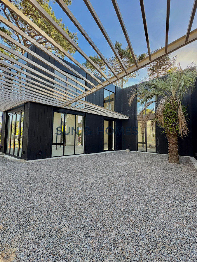 Local Comercial ID.462 - Exclusivo local en alquiler de 136mts en una de las zonas mas lindas de Punta del Este con 44 metros de rooftop