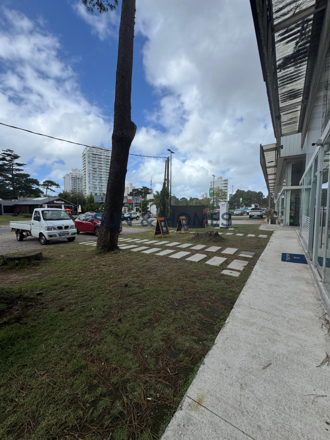 Local Comercial ID.422 - En la mejor rotonda de Punta del Este espectacular local en Alquiler