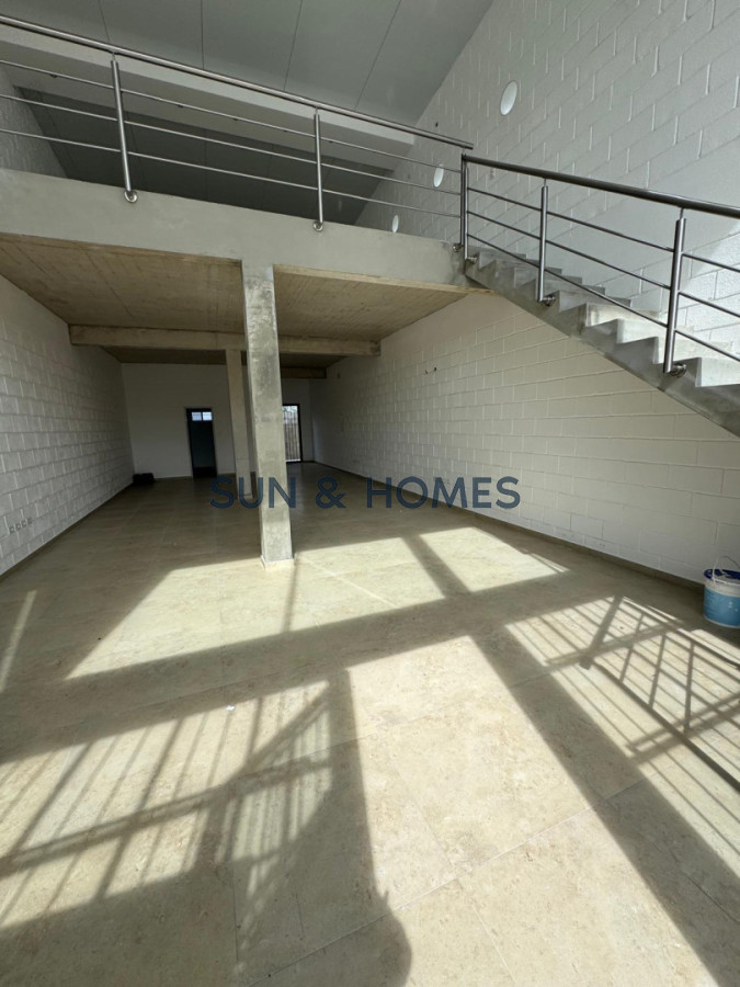 Local Comercial ID.548 - Espectacular local comercial de 170 mts. en Alquiler mas 120 mts exterior en Maldonado .
