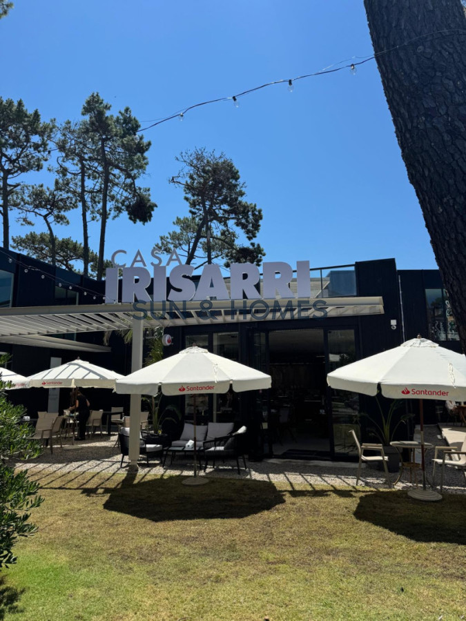 Local Comercial ID.462 - Exclusivo local en alquiler de 136mts en una de las zonas mas lindas de Punta del Este con 44 metros de rooftop en un centro comercial nuevo