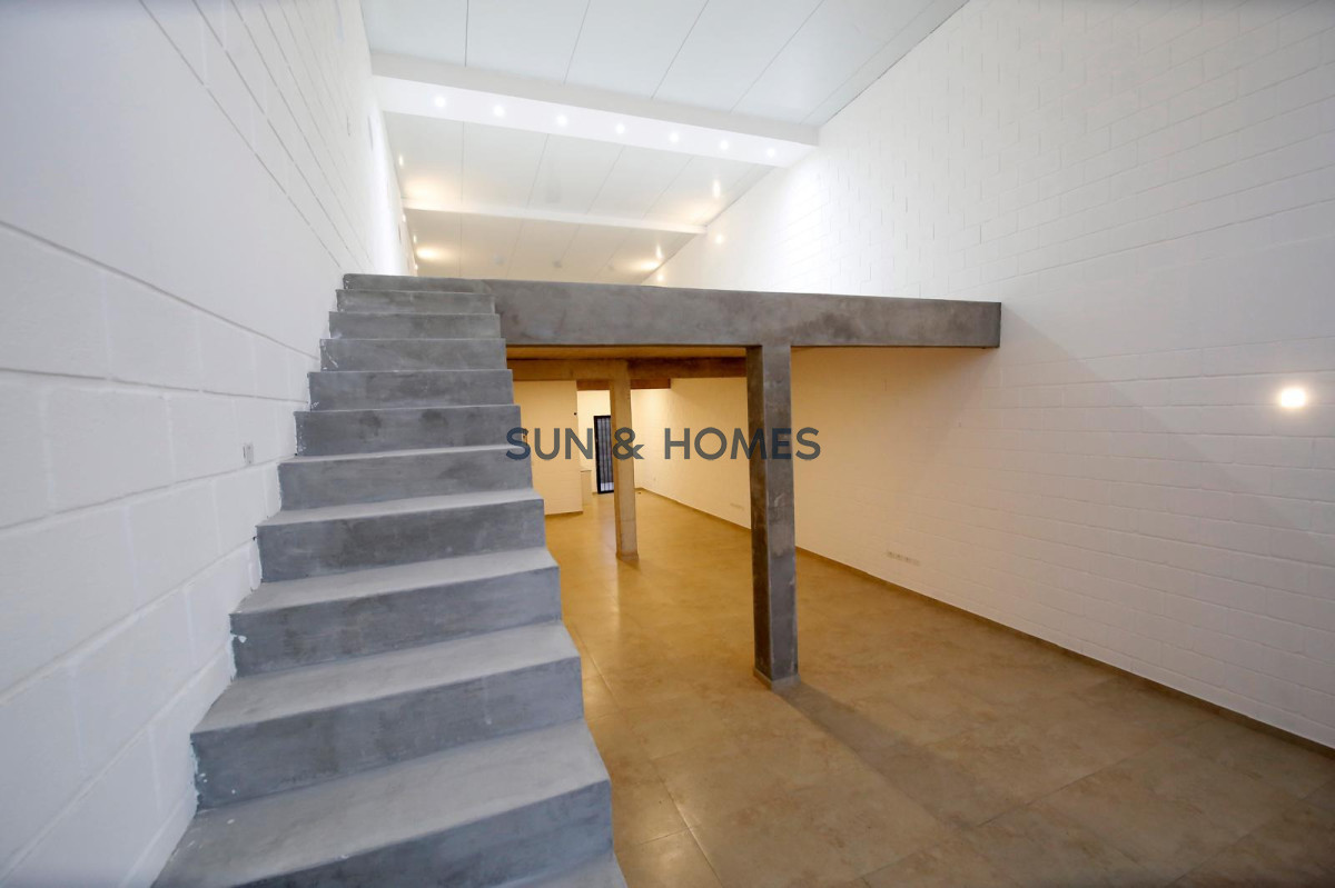 Local Comercial ID.548 - Espectacular local comercial de 170 mts. en Alquiler mas 120 mts exterior en Maldonado .