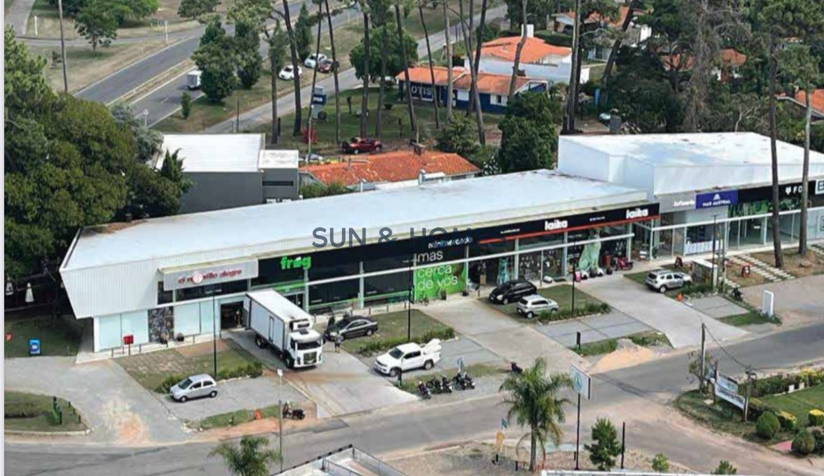 Local Comercial ID.422 - En la mejor rotonda de Punta del Este espectacular local en Alquiler