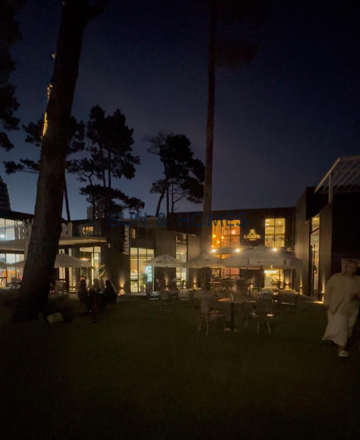 Local Comercial ID.462 - Exclusivo local en alquiler de 136mts en una de las zonas mas lindas de Punta del Este con 44 metros de rooftop en un centro comercial nuevo