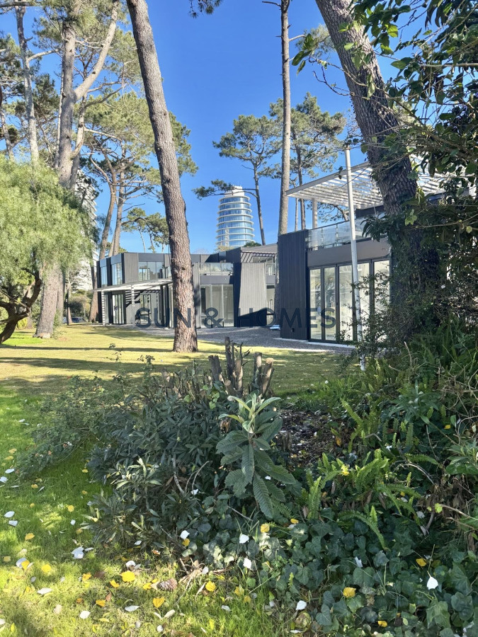 Local Comercial ID.458 - Espectacular local en alquiler de 37mts en una de las zonas mas lindas de Punta del Este. 