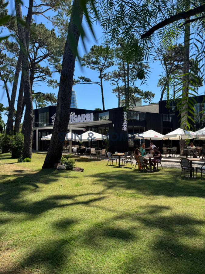 Local Comercial ID.462 - Exclusivo local en alquiler de 136mts en una de las zonas mas lindas de Punta del Este con 44 metros de rooftop en un centro comercial nuevo