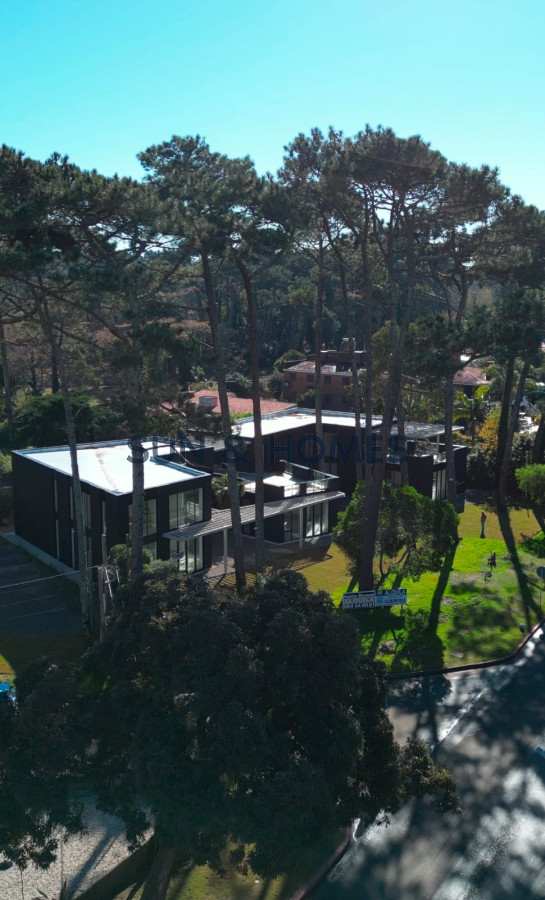 Local Comercial ID.434 - Importante local en alquiler de 122mts en una de las zonas mas lindas de Punta del Este con 89 mts de rooftop.