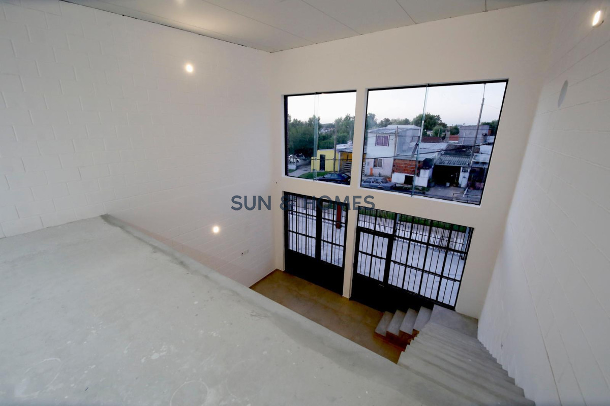 Local Comercial ID.548 - Espectacular local comercial de 170 mts. en Alquiler mas 120 mts exterior en Maldonado .