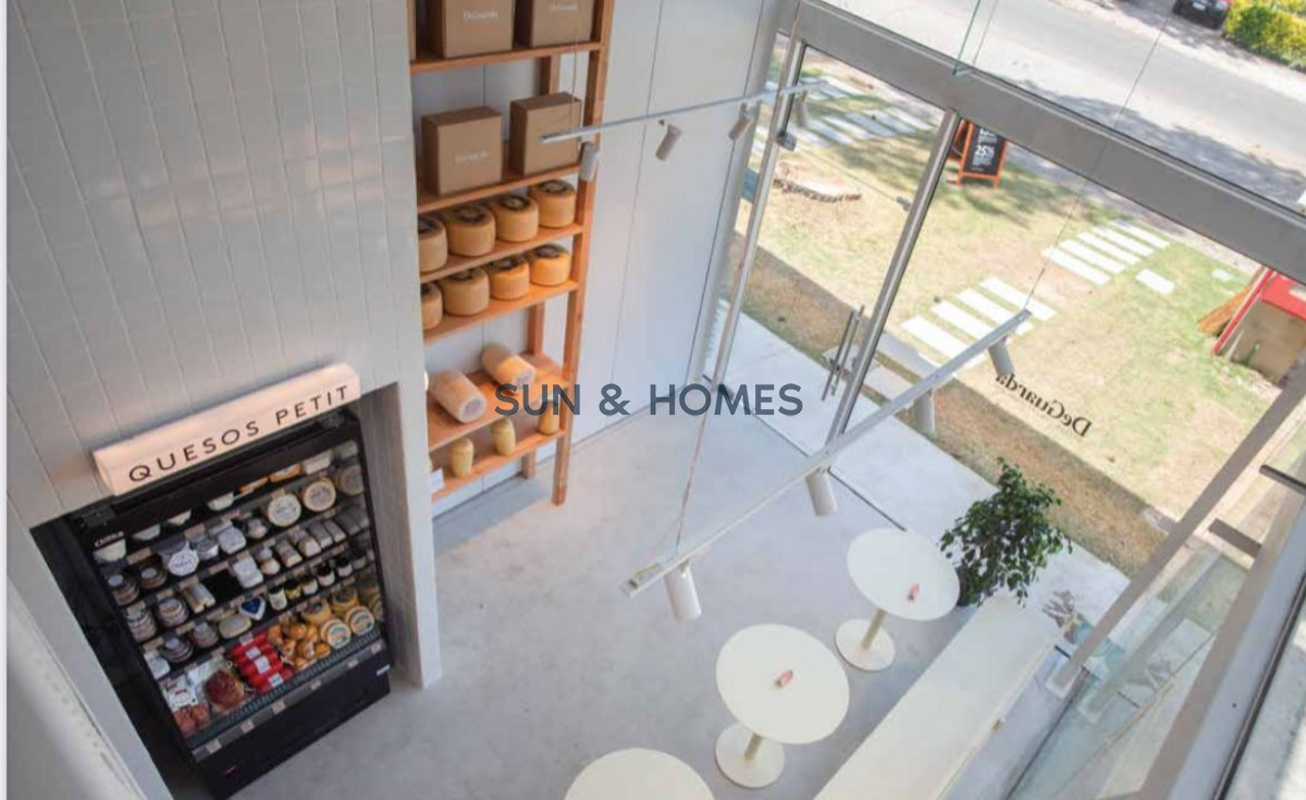 Local Comercial ID.422 - En la mejor rotonda de Punta del Este espectacular local en Alquiler