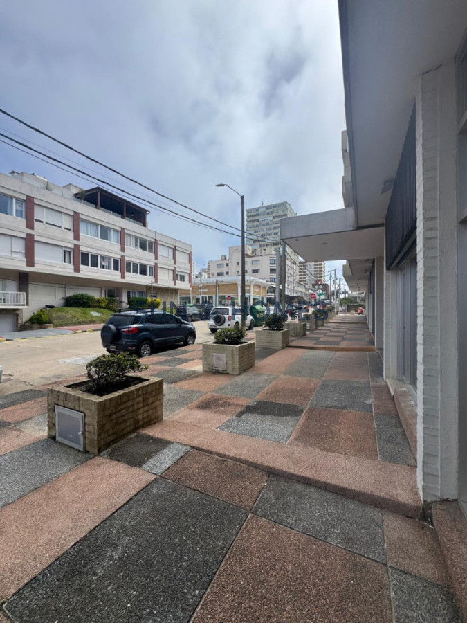 Local Comercial ID.585 - Local comercial en alquiler 32 metros Península, Punta del Estea 1 cuadra de la playa 