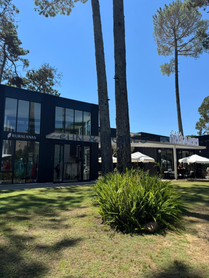Local Comercial ID.462 - Exclusivo local en alquiler de 136mts en una de las zonas mas lindas de Punta del Este con 44 metros de rooftop en un centro comercial nuevo
