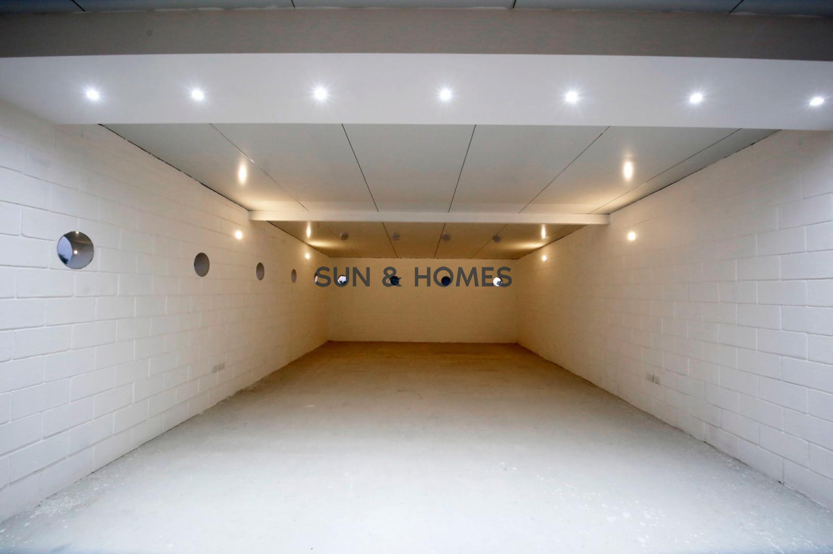 Local Comercial ID.548 - Espectacular local comercial de 170 mts. en Alquiler mas 120 mts exterior en Maldonado .