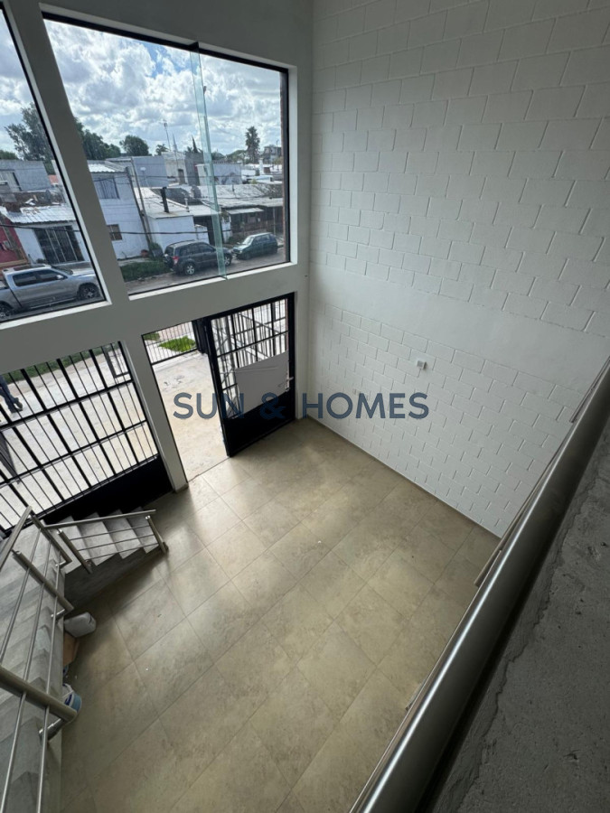Local Comercial ID.548 - Espectacular local comercial de 170 mts. en Alquiler mas 120 mts exterior en Maldonado .