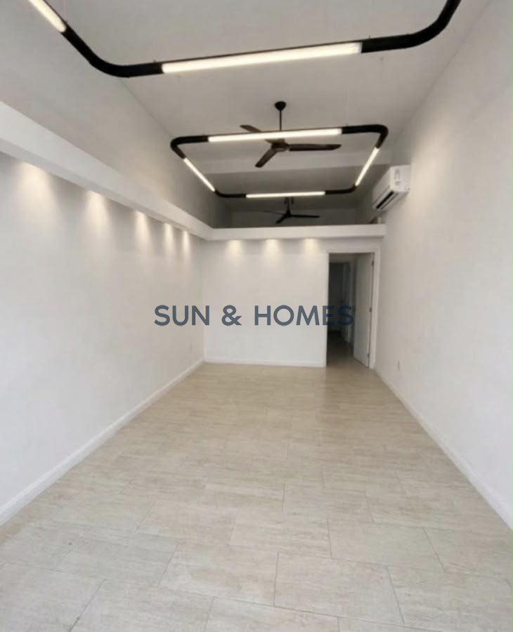 Local Comercial ID.585 - Local comercial en alquiler 32 metros Península, Punta del Estea 1 cuadra de la playa 
