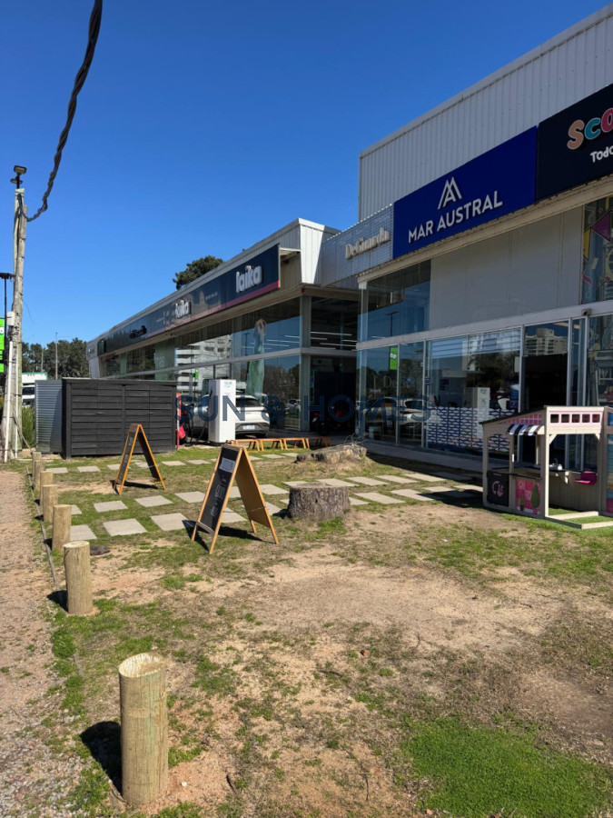 Local Comercial ID.422 - Espectacular local comercial en alquiler en la mejor rotonda de Punta del Este