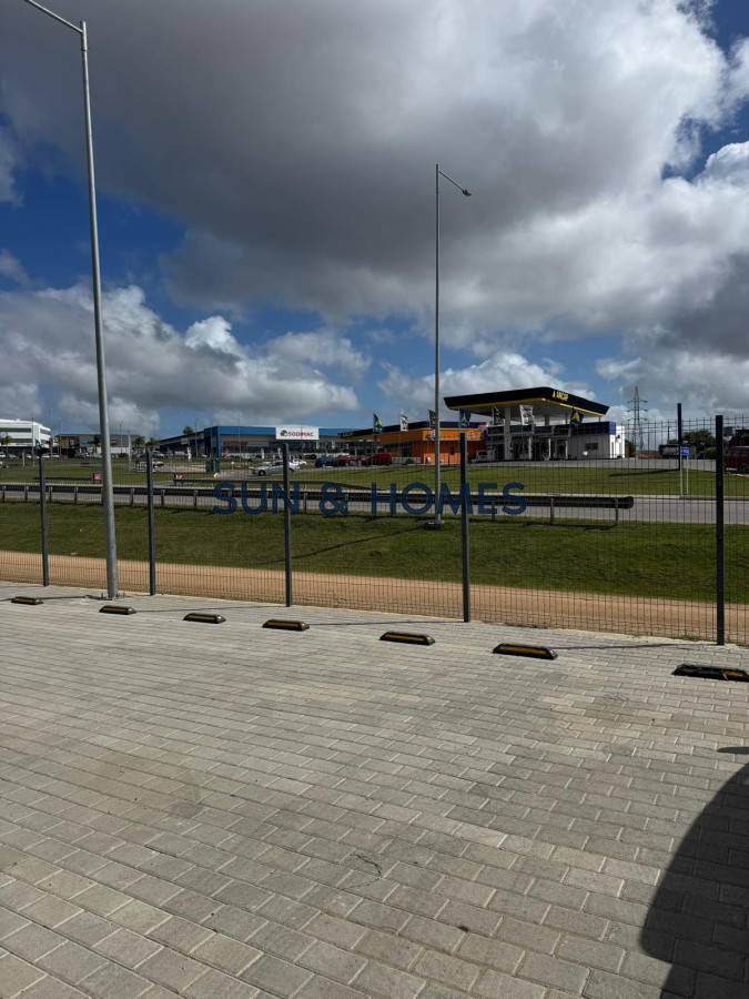 Local Comercial ID.489 - Importante local en alquiler de 906mts en el mejor lugar de Maldonado
